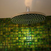 Duschkopf und Mosaikfliesen in der Dusche