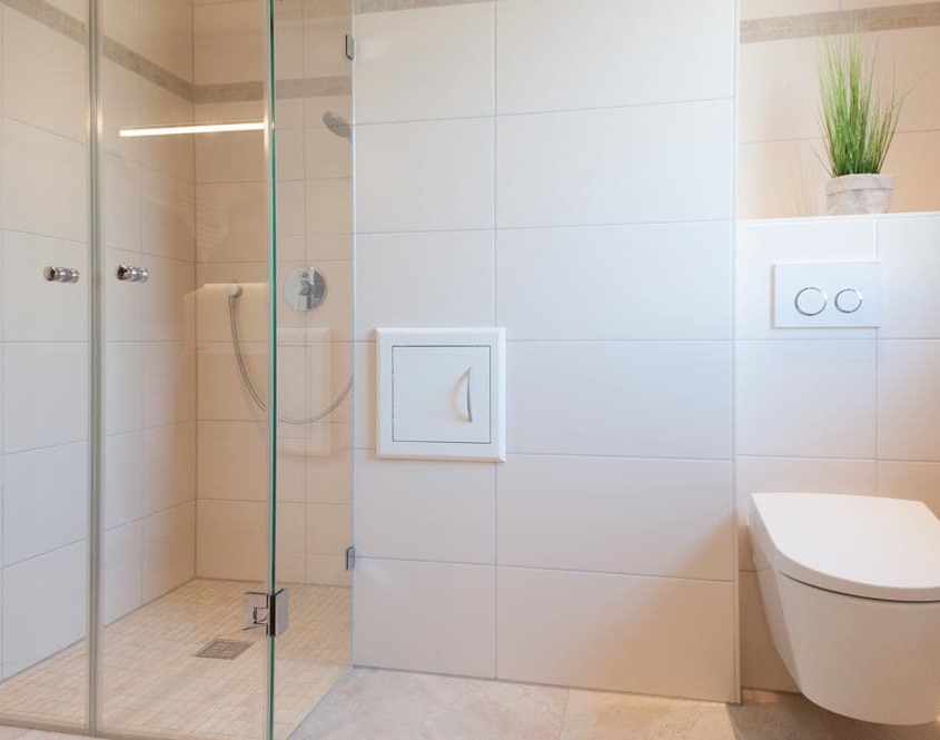 Modernes Badezimmer mit Washlet und Echtglasdusche