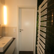 Schmales Badezimmer im modernen Design