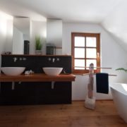 Holzboden im modernen Badezimmer blieb erhalten