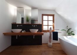 Holzboden im modernen Badezimmer blieb erhalten