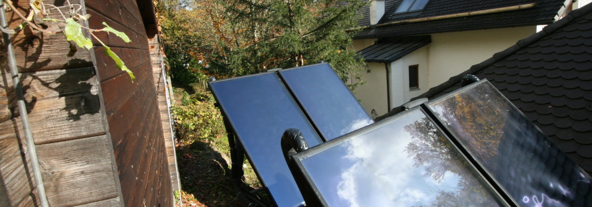 Stehende Solaranlage gut plaziert Hochgestellte Solarplatten