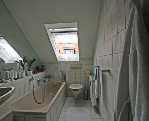 Bad mit Fenster im Dach