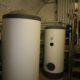 Moderner Pufferspeicher und Warmwasserbereiter im Keller