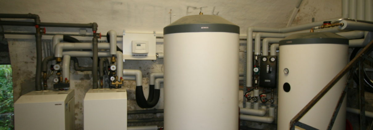 Anlage aus Wärmepumpe, Pufferspeicher und Warmwasserbereiter