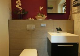 Dekoration und Farbe bringen Wärme in die Gäste Toilette