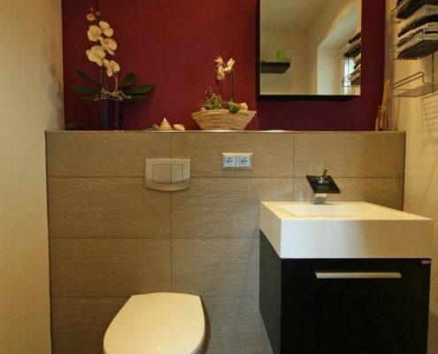 Dekoration und Farbe bringen Wärme in die Gäste Toilette