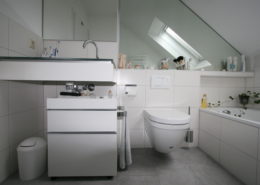 Badewanne geschickt in der Dachschräge integriert