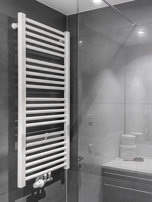 Moderner Handtuchheizkörper perfekt positioniert nach Badsanierung