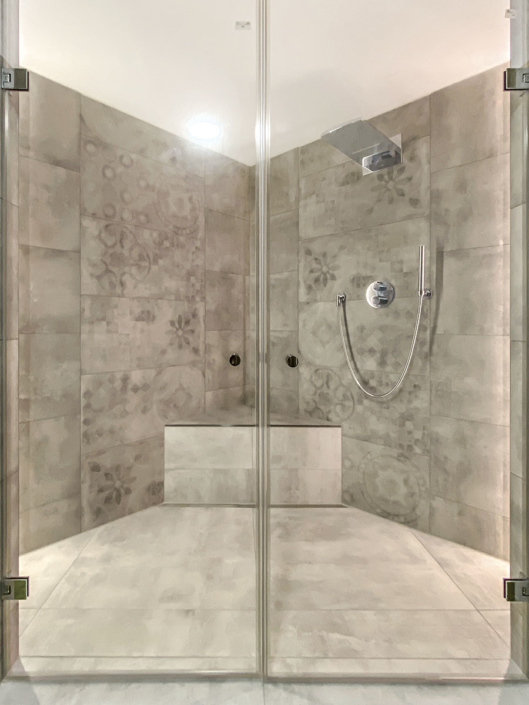 Elegante Dusche mit exklusiven Duschpaneel und Lichteffekte
