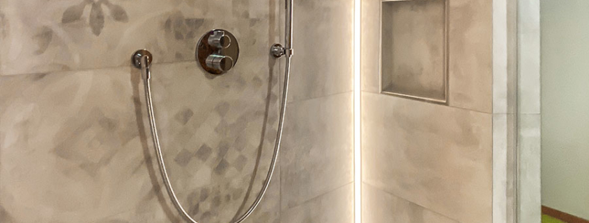 Moderne Schwallbrause in der exklusiven Regendusche mit Led Lichteffekte