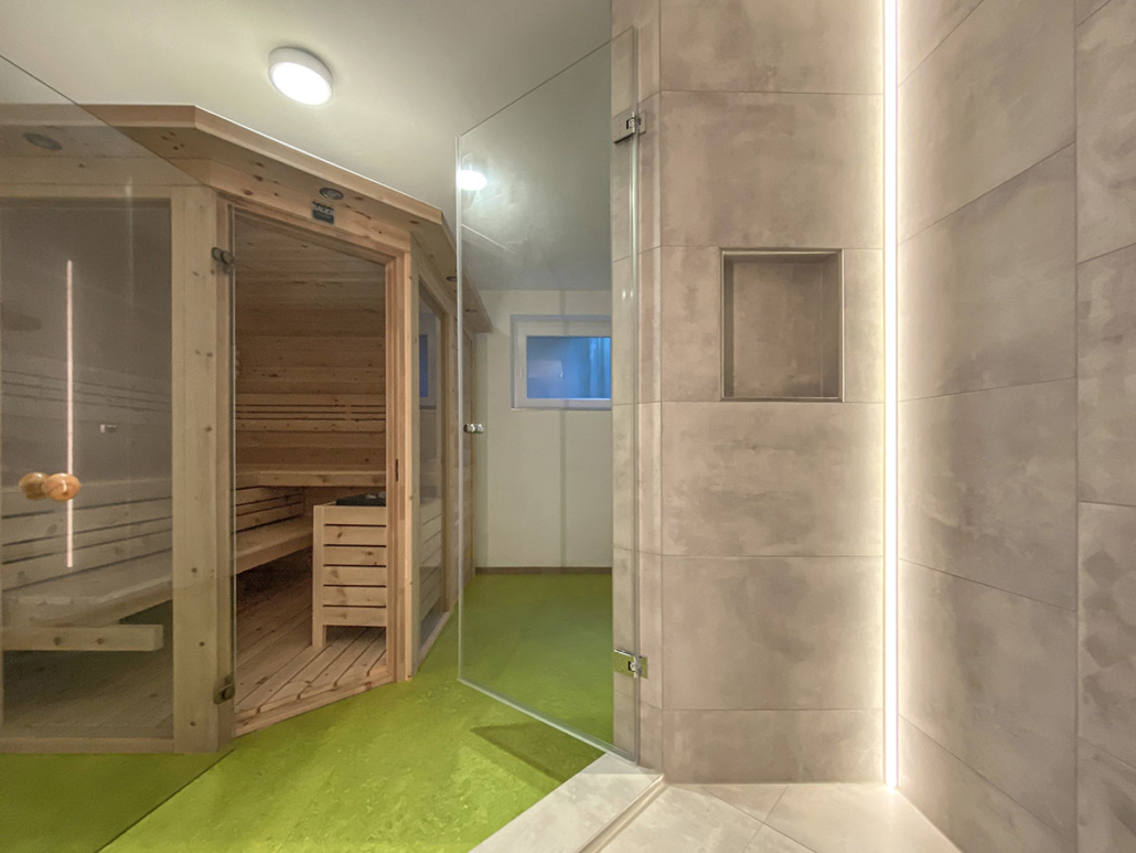Wellness-Sauna mit großer Dusche und LED Licht