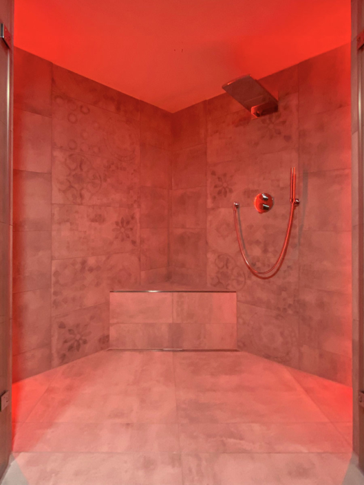 Lichtspiele in der exklusiven Dusche mit Schwallbrause
