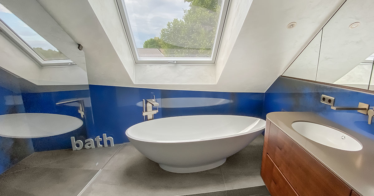 Exakte Fliesenverlegung im Bad mit freistehender Badewanne