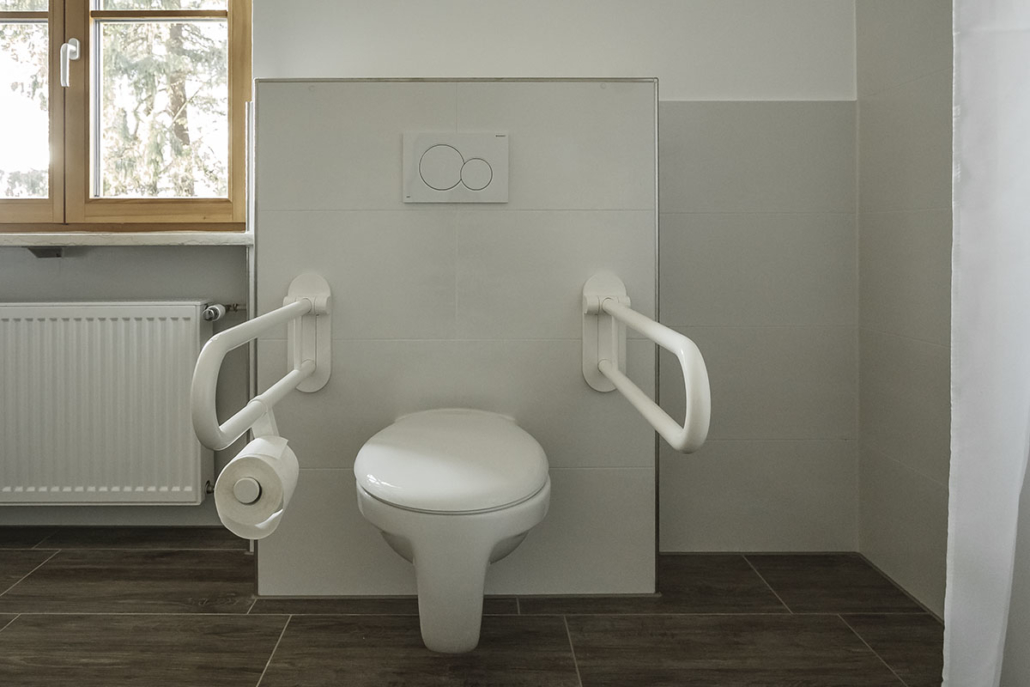 Rollstuhlgerechtes Bad mit WC und Haltegriffen