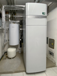 Innenteil einer Wärmepumpe mit Pufferspeicher und Ausdehnungsgefäss